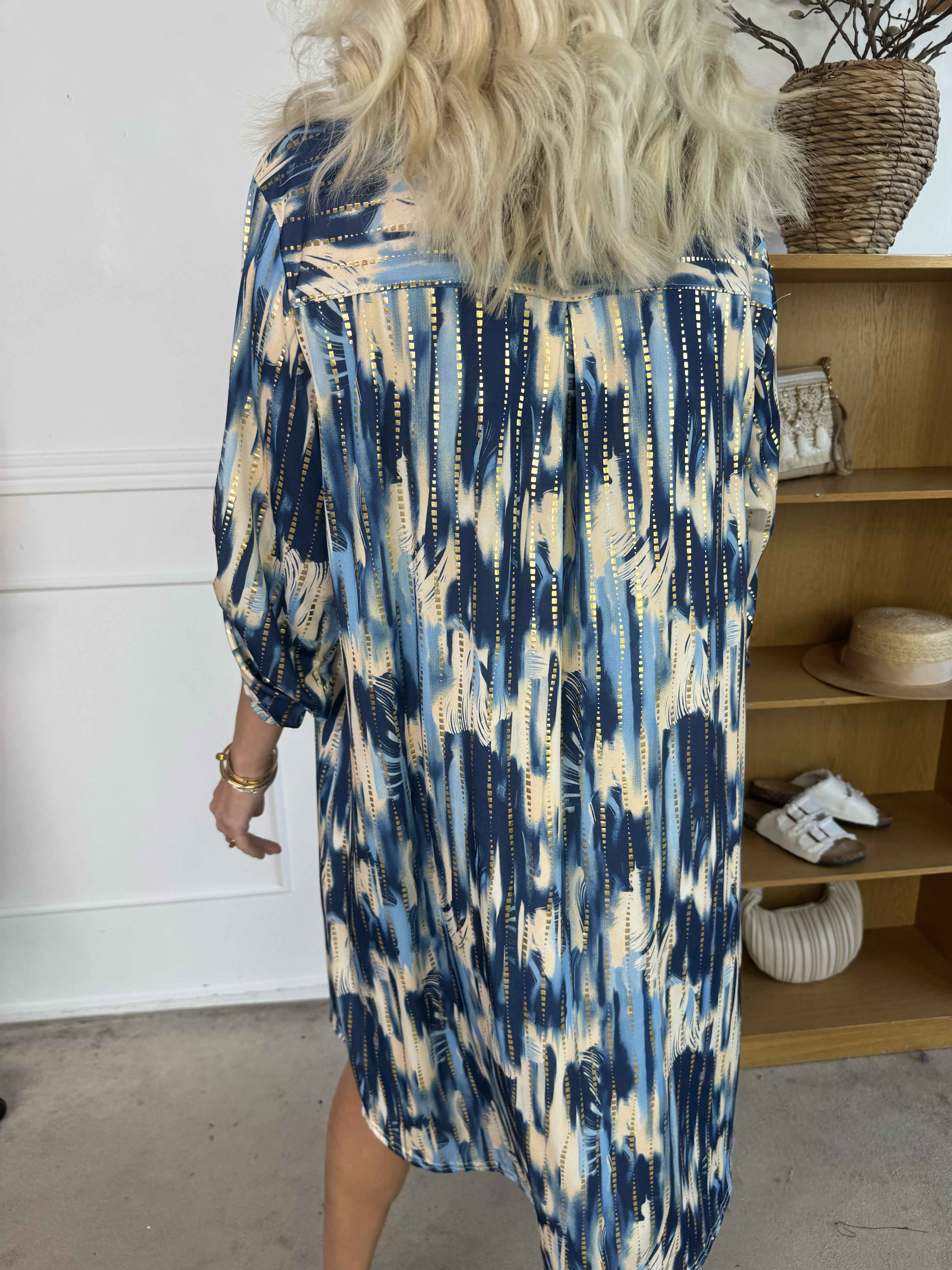 Ebba Pattern Long - Elastisk mönstrad klänning med gulddetaljer